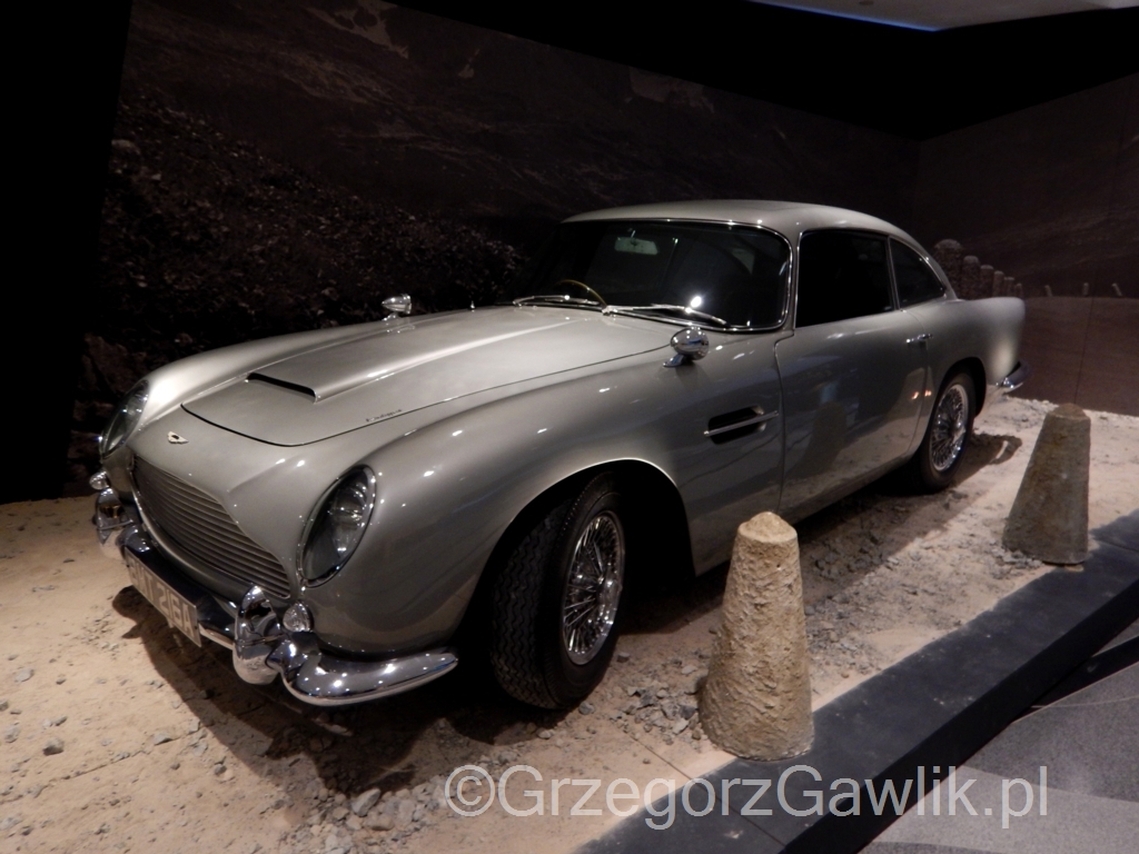 Aston Martin - DB5 z 1964r. wykorzystany w GoldenEye, wystawa: Designing 007: 50 Years of Bond Style, Dubaj, Burdż Chalifa.