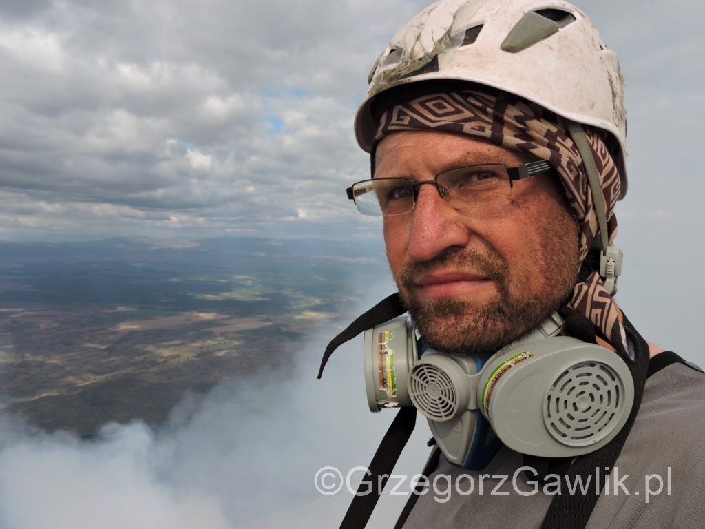 Grzegorz Gawlik nad kraterem wulkanu Momotombo, Nikaragua.