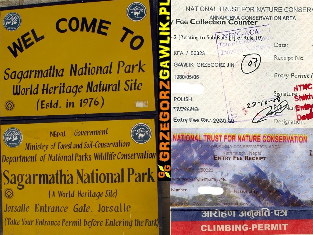Tablica przy wejściu do Parku Narodowego Sagarmatha i dokumenty uprawniające do trekkingu i wspinaczki.