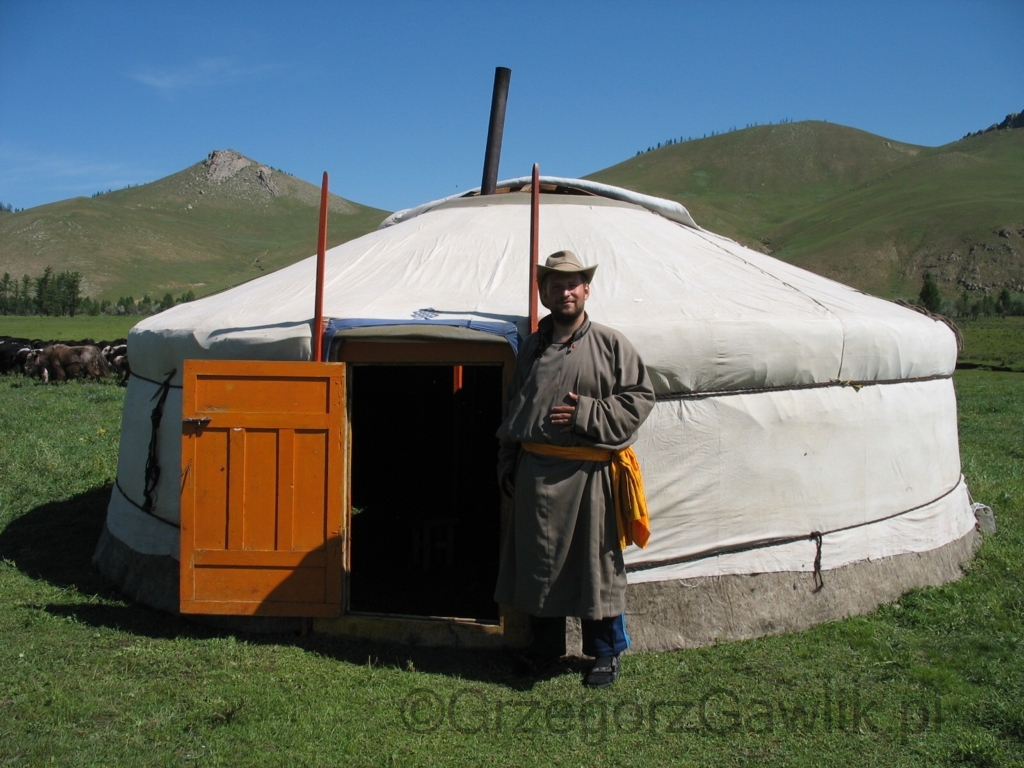 Grzegorz Gawlik w tradycyjnym stroju del przed jurtą, Mongolia.