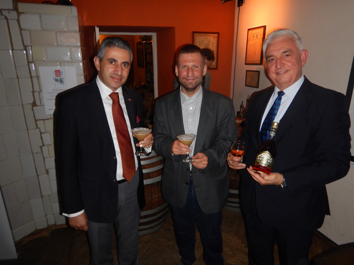 Od lewej:  Ambasador Armenii w Polsce Edgar Ghazaryan, Grzegorz Gawlik,  Andrzej Szumowski -  Wiceprezes Wyborowa S.A. Pernod Ricard i Prezes Stowarzyszenia Polska Wódka.