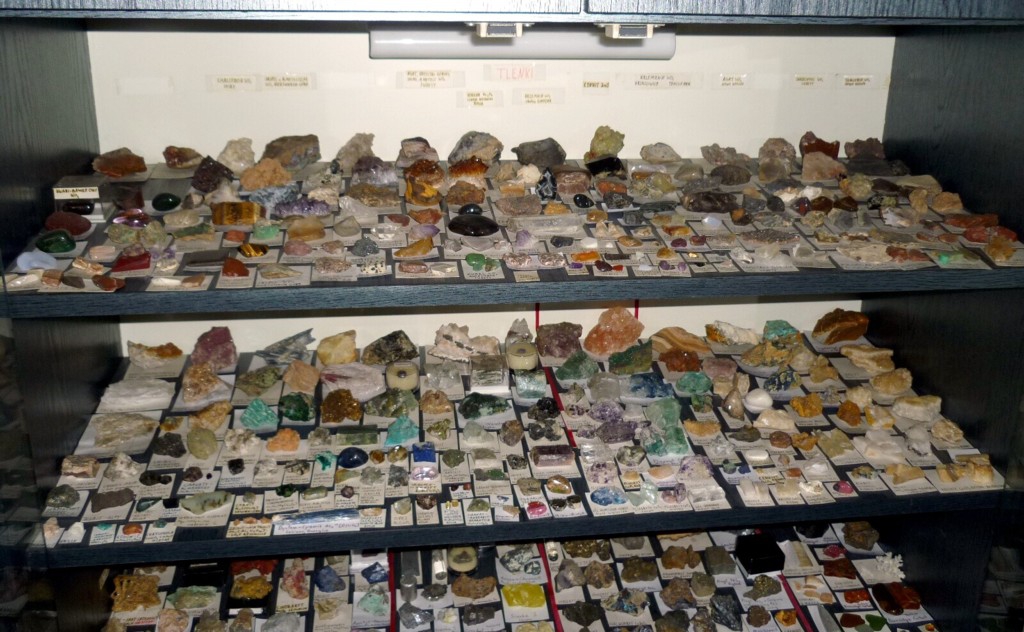 Fragment kolekcji minerałów.