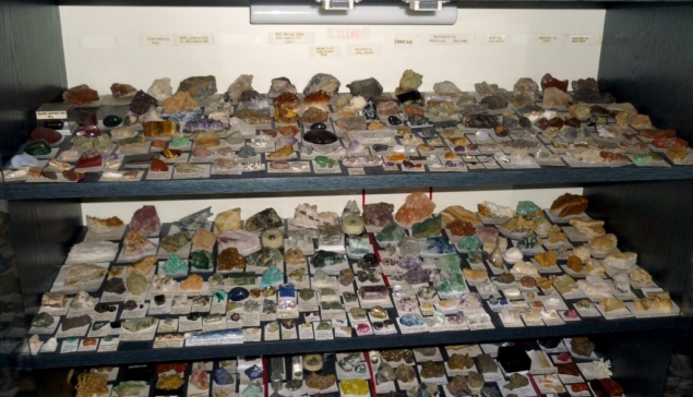 Fragment kolekcji minerałów.