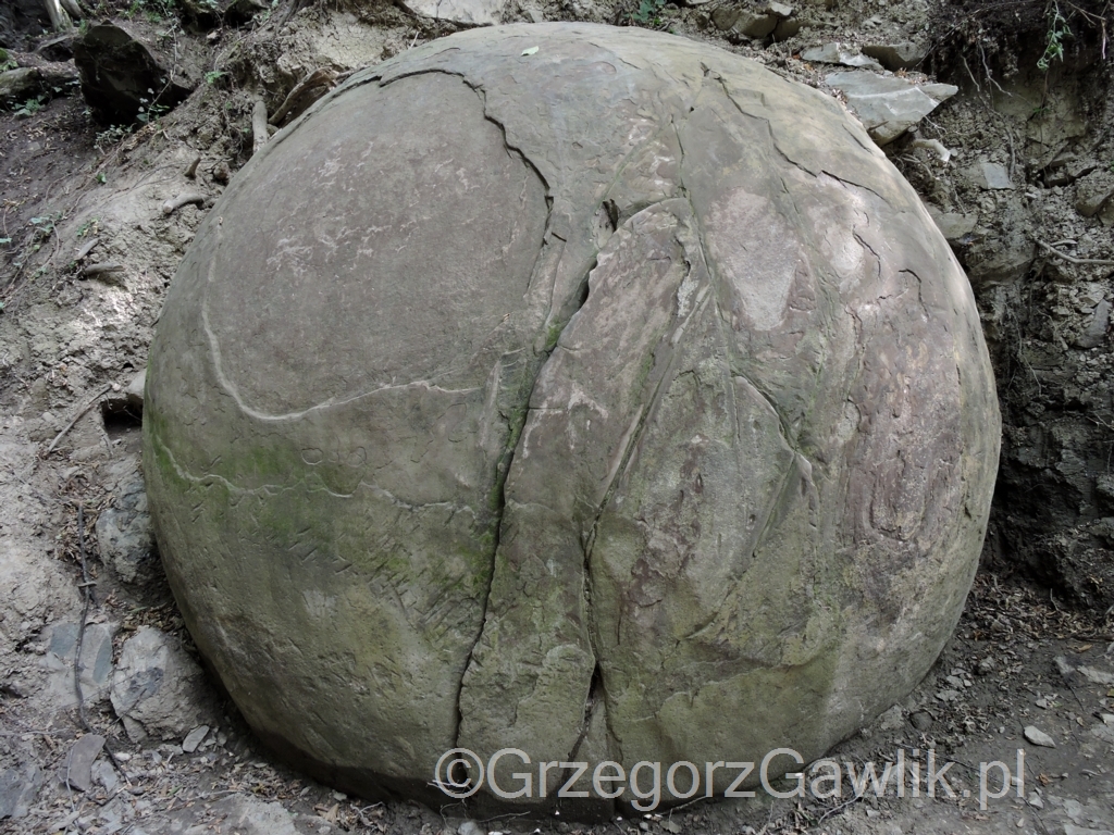 Niezwykła kamienna kula w Zavidovići w Bośni i Hercegowinie.
