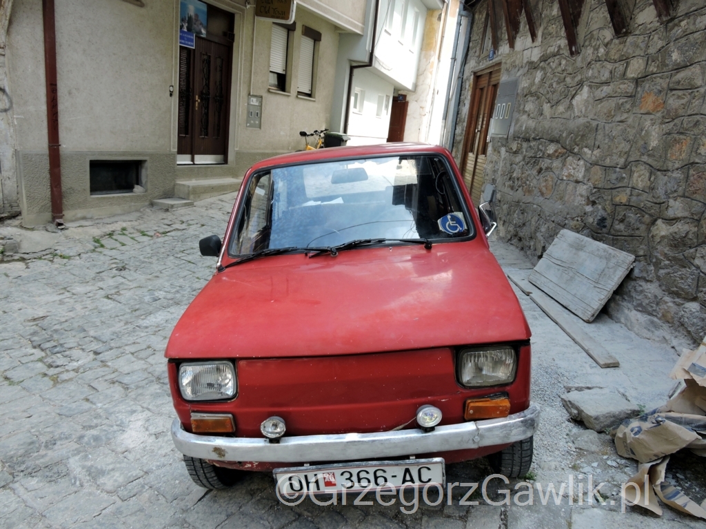 Zabytkowe centrum Ochrydy i Fiat 126p (Macedonia).