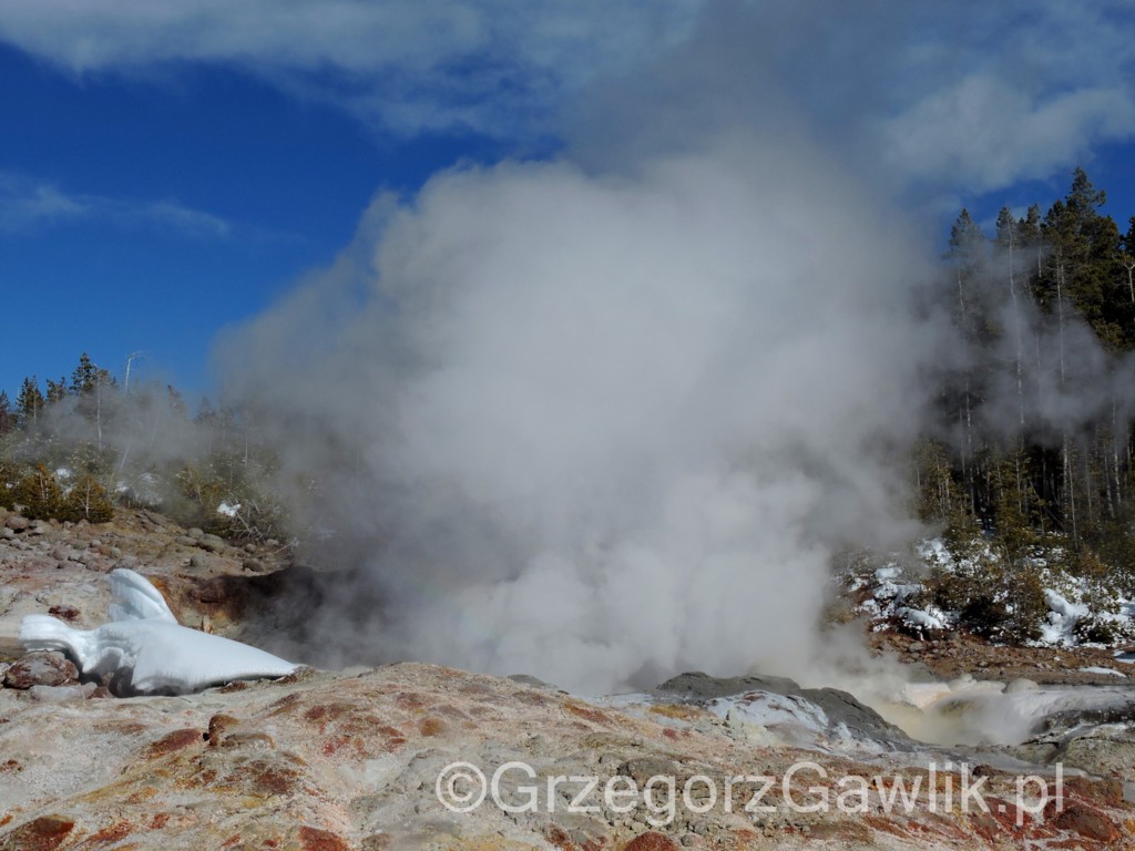 Gejzer Steamboat (Yellowstone, USA) - najwyżej wybuchający czynny gejzer na świecie.