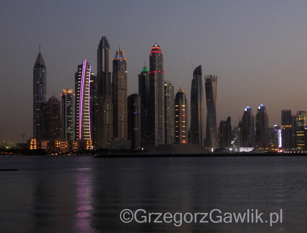 Widok na dzielnicę Dubai Marina z wyspy-palmy Jumeirah.