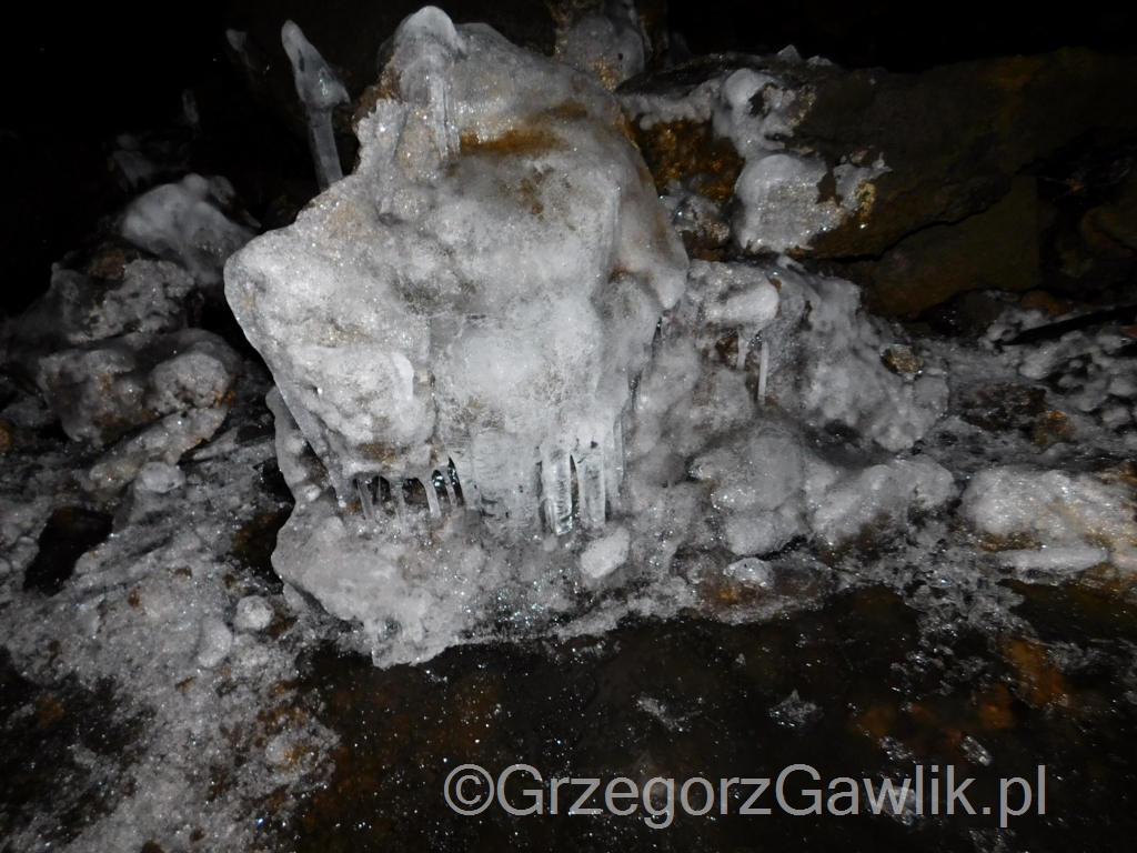 Grotta del Gelo - jaskinia z lodowcem w masywie Etny.