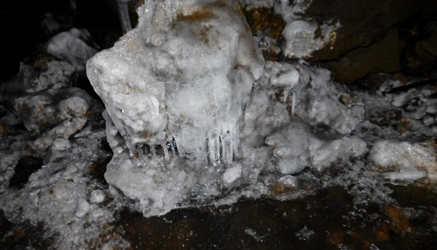 Grotta del Gelo - jaskinia z lodowcem w masywie Etny.