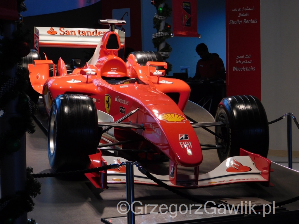 Ferrari World w Abu Zabi na wyspie Yas.