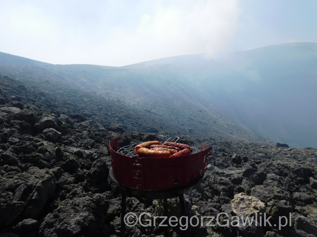 Grillowanie w Kraterze Centralnym na wulkanie Etna. 