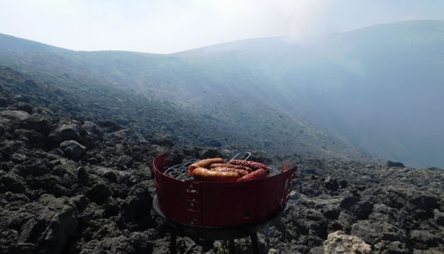 Grillowanie w Kraterze Centralnym na wulkanie Etna. 
