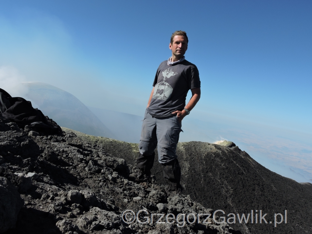 Grzegorz Gawlik na wierzchołku wulkanu Etna.