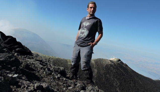 Grzegorz Gawlik na wierzchołku wulkanu Etna.