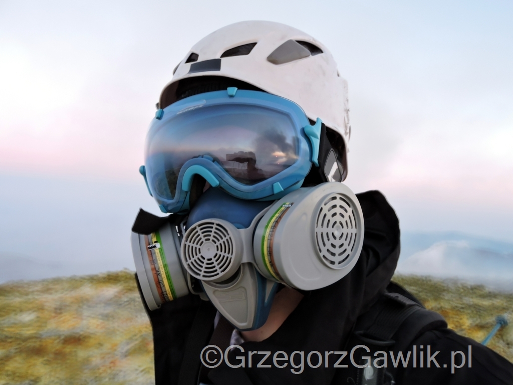 Grzegorz Gawlik na wulkanie Etna w sąsiedztwie jeziora płynnej lawy w Kraterze Centralnym.