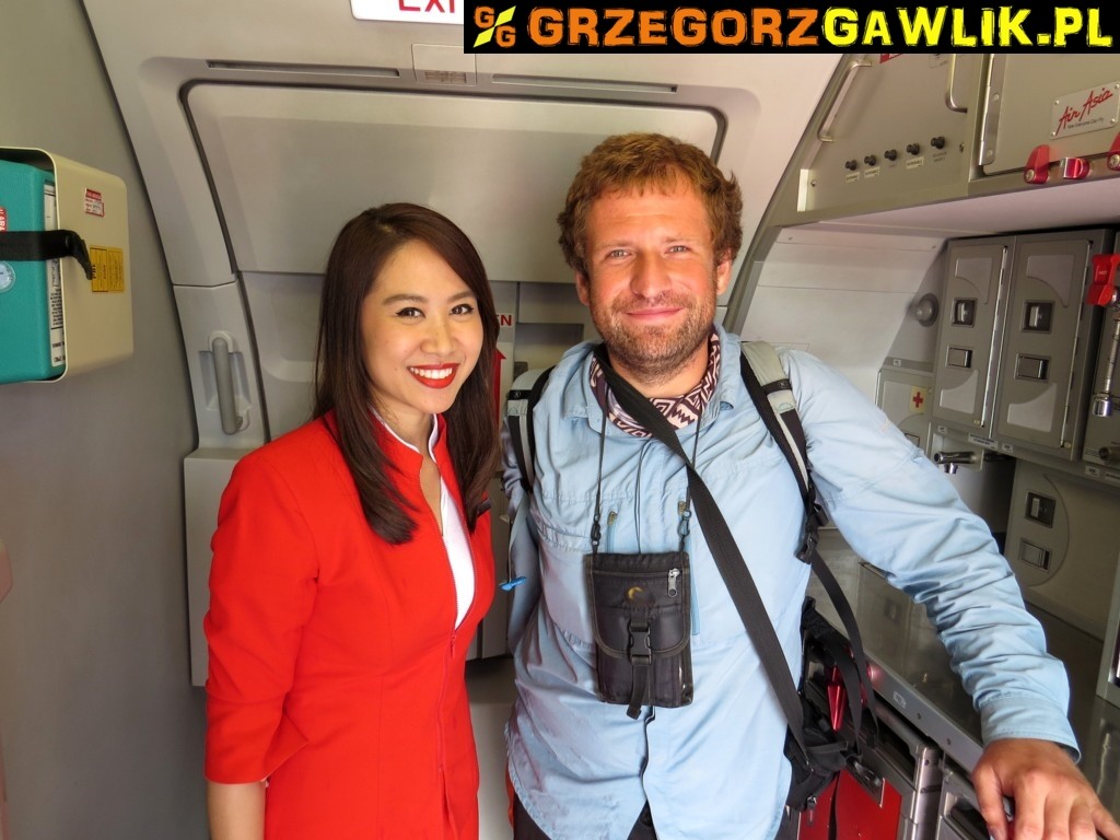 Gregor ze stewardesą linii Air Asia w Krabi, Tajlandia. 