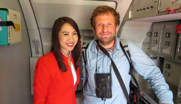 Gregor ze stewardesą linii Air Asia w Krabi, Tajlandia. 