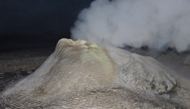 Pole geotermalne w Hveravellir, fumarola Oskurhóll.
