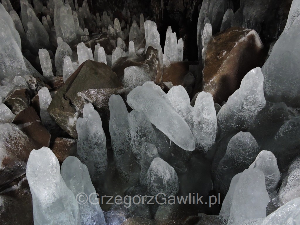 Lodowe sople (stalagmity) w jaskini Raufarhólshellir.