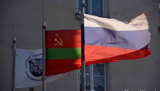 Rybnica, flagi przy jednej z miejscowych inwestycji.