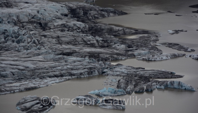 Lodowa laguna przed czołem lodowca Skaftafellsjokull.