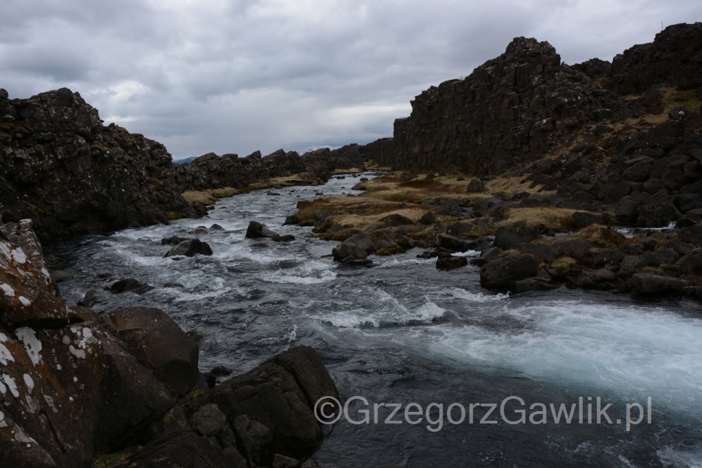 Thingvellir - pęknięcie tektoniczne pomiędzy Ameryką Północną a Eurazją.