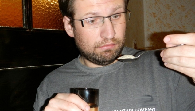 Gregor podczas degustacji ostropestu plamistego