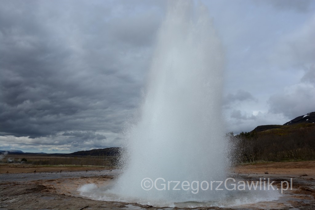 Erupcja gejzeru Strokkur w Geysir, Islandia.