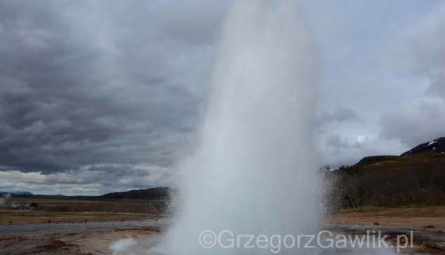 Erupcja gejzeru Strokkur w Geysir, Islandia.