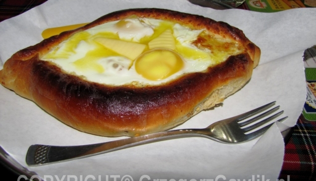 Jajko sadzone w cieście typu pide, Erewań.