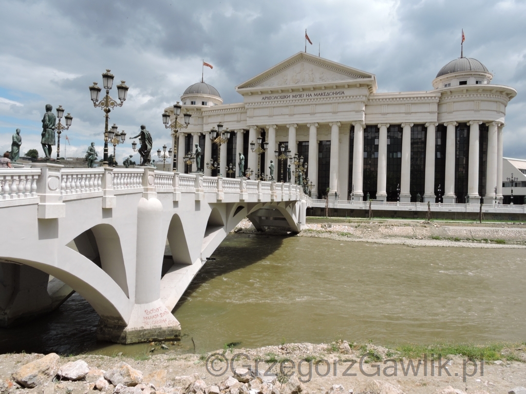 Skopje, Muzeum Archeologiczne i Most Cywilizacji Macedońskiej .