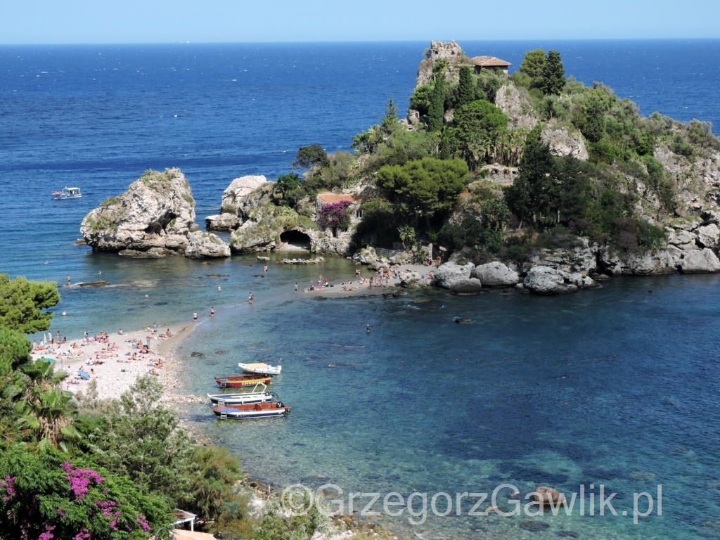 Isola Bella i przesmyk na wyspę, poniżej Taorminy, Sycylia.