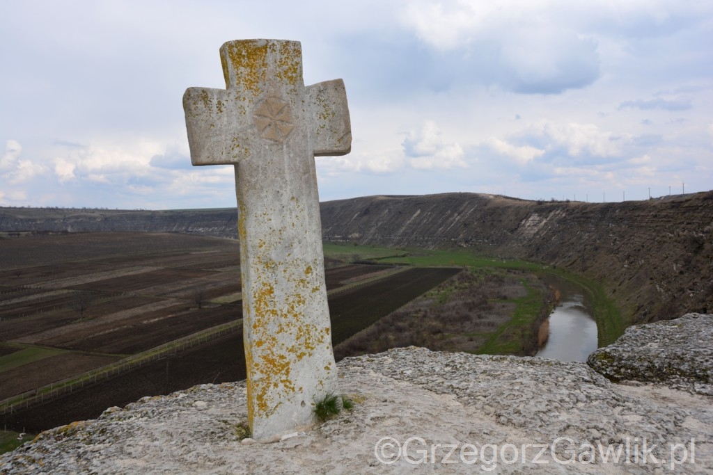 Krzyż w Orheiul Vechi - najbardziej rozpoznawalny symbol Mołdawii, no może obok win.