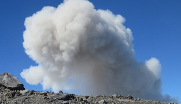 Wulkan Semeru 3676m - "odbilo" mu sie gazami