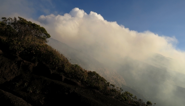 Wulkan Kerinci 3805m i siarkowodor wydobywajacy sie z krateru