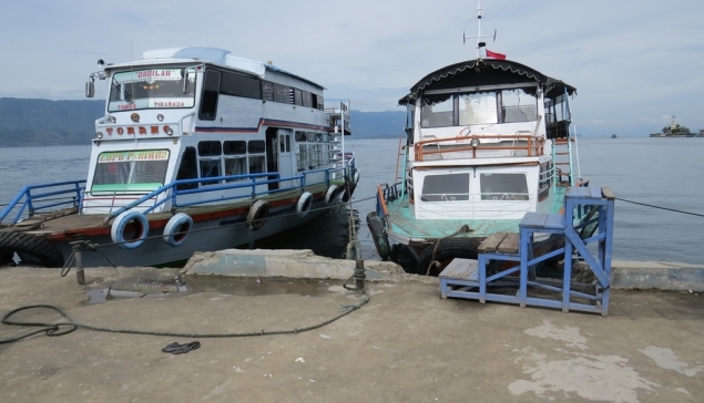 lodzie z Parapat do Tuk Tuk na wyspie Samosir (jez. Toba)