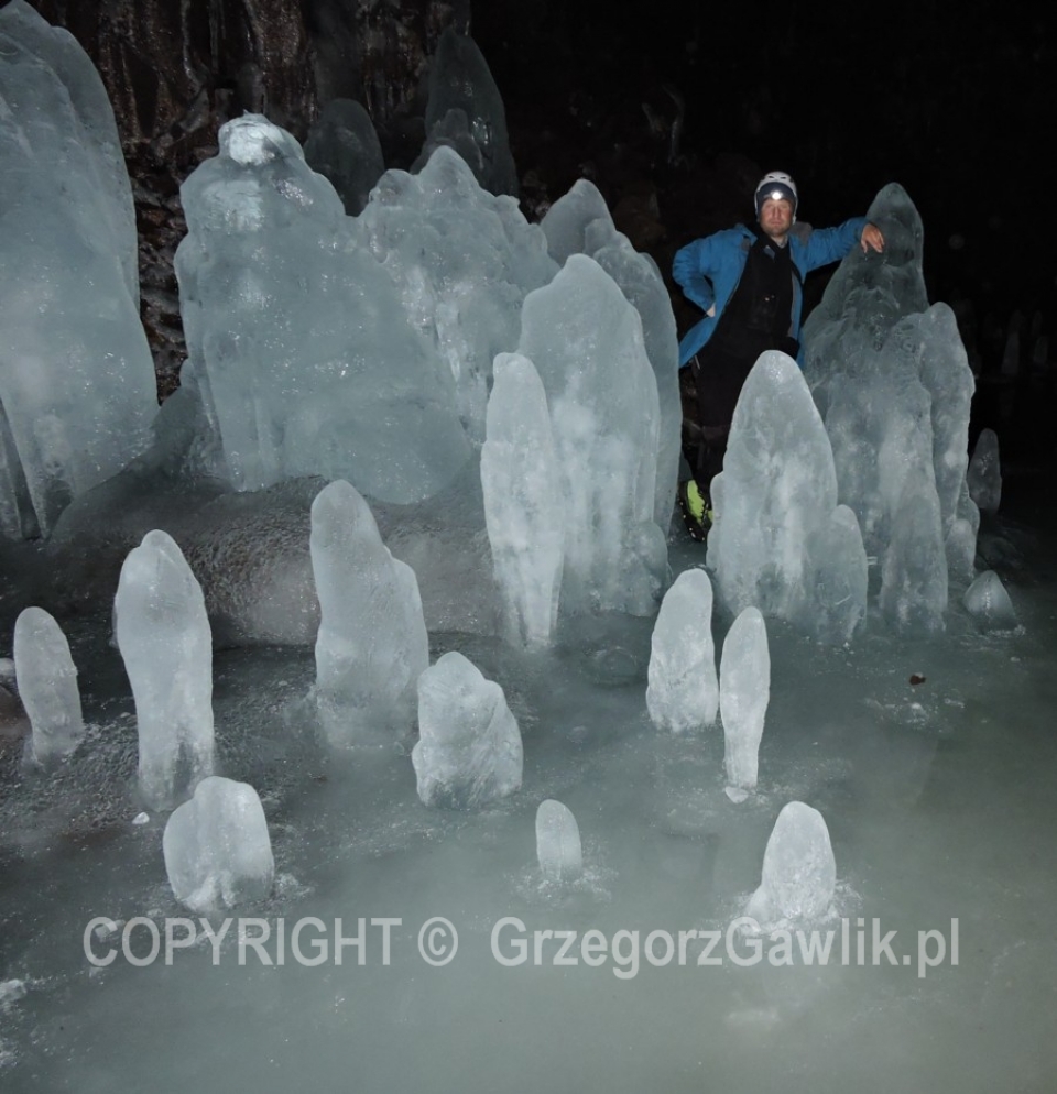 Lofthellir - wulkaniczna jaskinia z lodowcem w środku, Islandia. Opieram się o sopelka:).