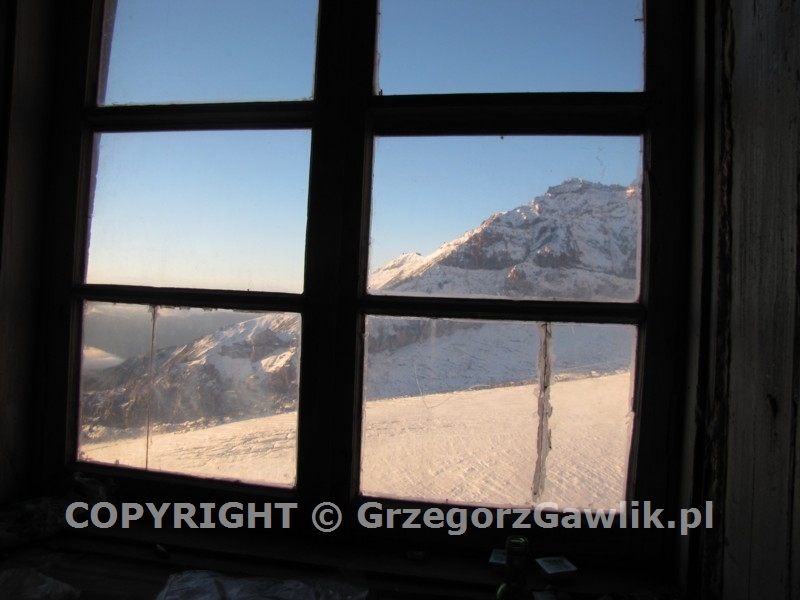 Widok na lodowiec Gergeti ze schroniska Bethlemi, ok. 3670m n.p.m.