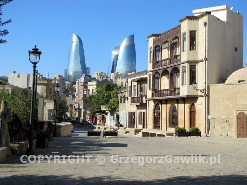 Stare Miasto w Baku i Flame Towers na horyzoncie.