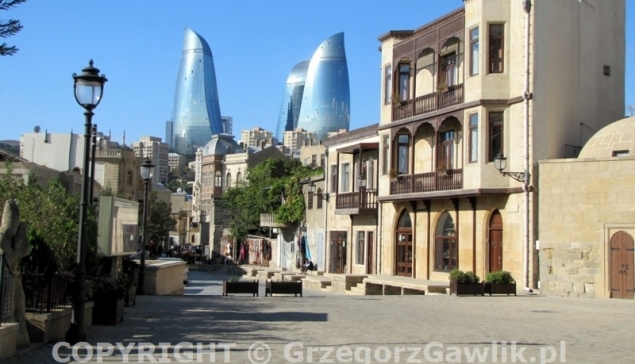 Stare Miasto w Baku i Flame Towers na horyzoncie.