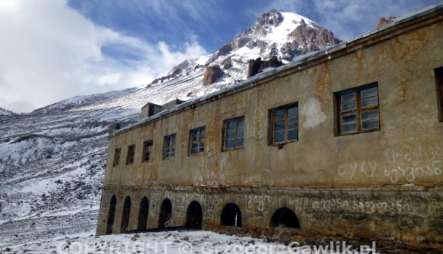 schronisko Bethlemi ok. 3670m, w tle Kazbek 5033m