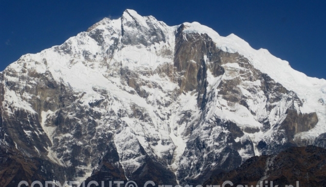 Annapurna I 8091m widziana z helikoptera nad doliną Kali Gandaki