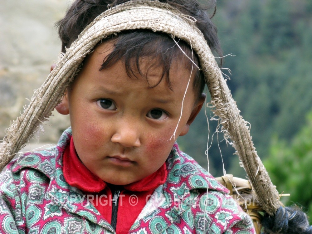 Himalaje Nepalu, młody Szerpa