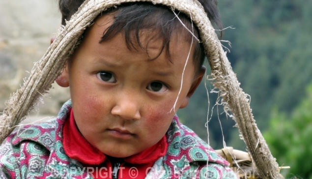 Himalaje Nepalu, młody Szerpa